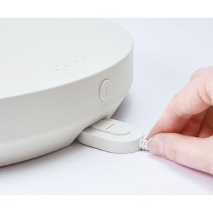 スマートに充電できるマグネット式の充電用［専用アダプター］。充電中も稼働します