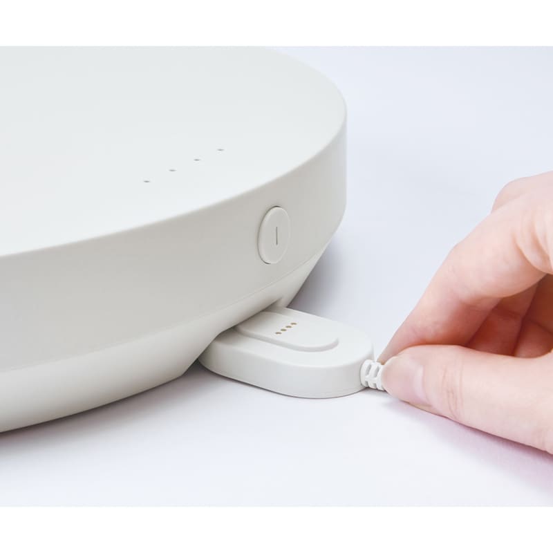 スマートに充電できるマグネット式の充電用［専用アダプター］。充電中も稼働します