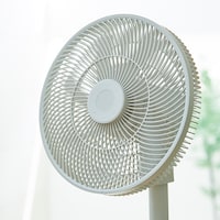 リモコンはマグネット内蔵で、使わないときには［本体］正面にくっつけておけます