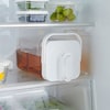冷蔵庫に入れたままワンプッシュで注げる持ち運び時、お手入れ時に便利なハンドル付き注ぎ口が開いた状態でのロック可能横持ちでも注ぎやすい設計フタの内側には氷やティーバッグがでるのを防ぐフィルター付きキャン