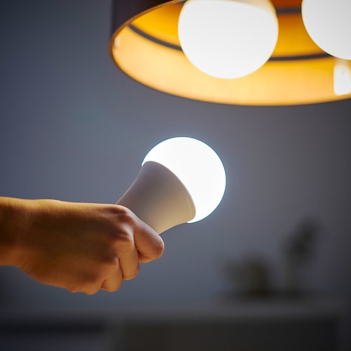 【防災】懐中電灯のようにも使える 停電しても消えないLED電球 ＜口金サイズE26/60W相当＞