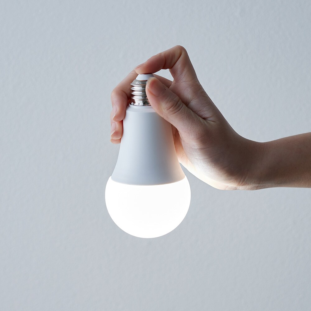 照明器具から取り外すと懐中電灯としても活躍。ソケットを触るだけ