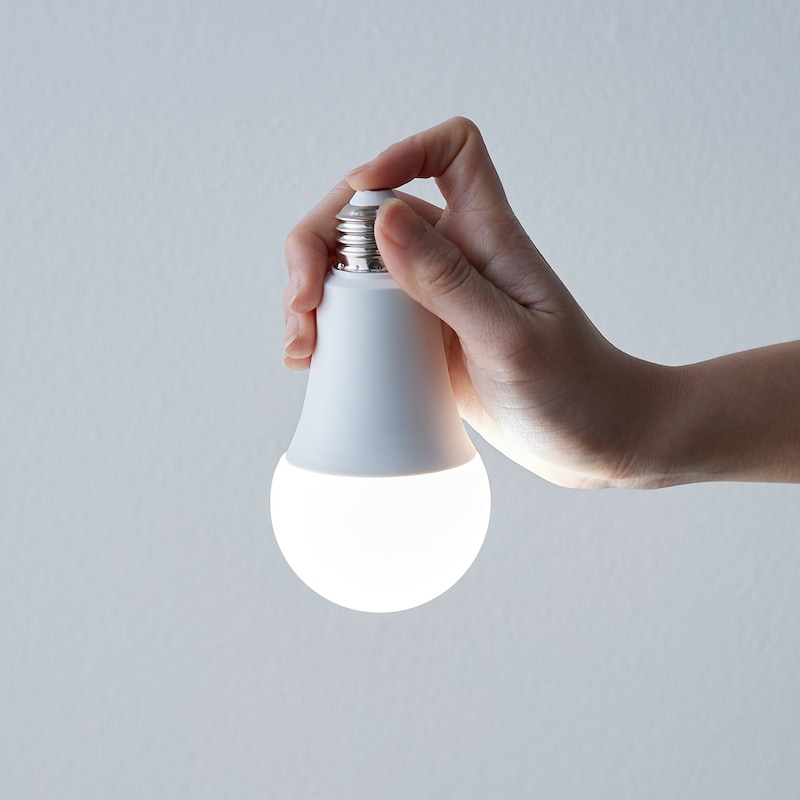 照明器具から取り外すと懐中電灯としても活躍。ソケットを触るだけ