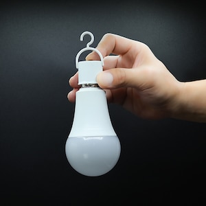 付属のフックを使えばランタン代わりに