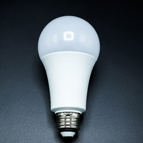 【防災】懐中電灯のようにも使える 停電しても消えないLED電球 ＜口金サイズE26/60W相当＞