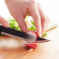 小さな野菜も、包丁が透けて見えるくらい薄く