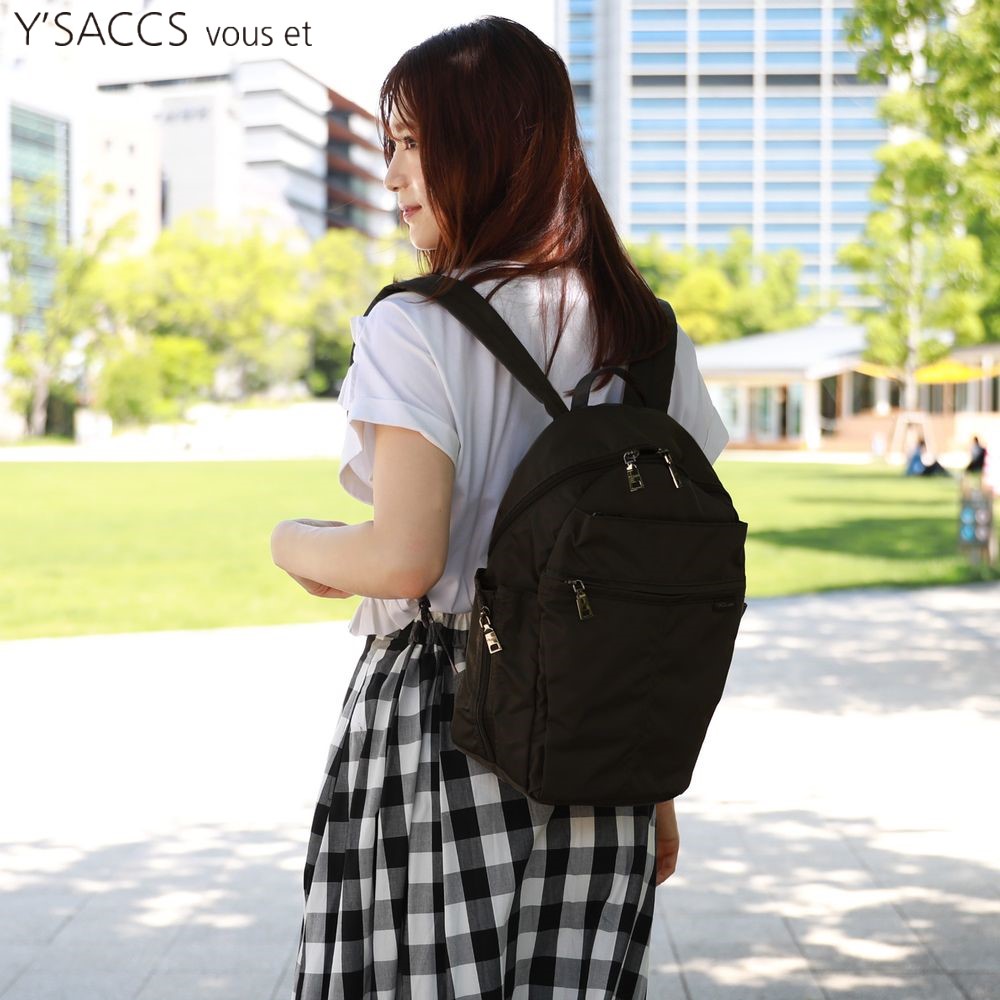 【イザック ブーエ/Y'SACCS vous et】サイドが広がるナイロンリュック[軽量][はっ水加工]