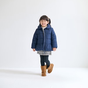 ネイビー／モデル身長108cm・110サイズ着用