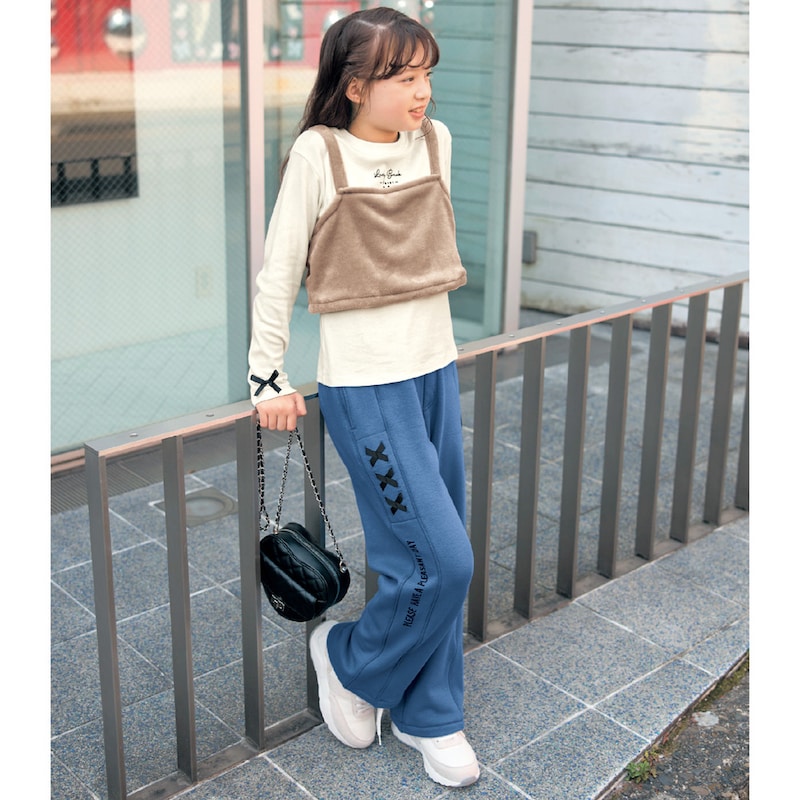 ベージュ×オフホワイト／モデル身長135cm・サイズ140