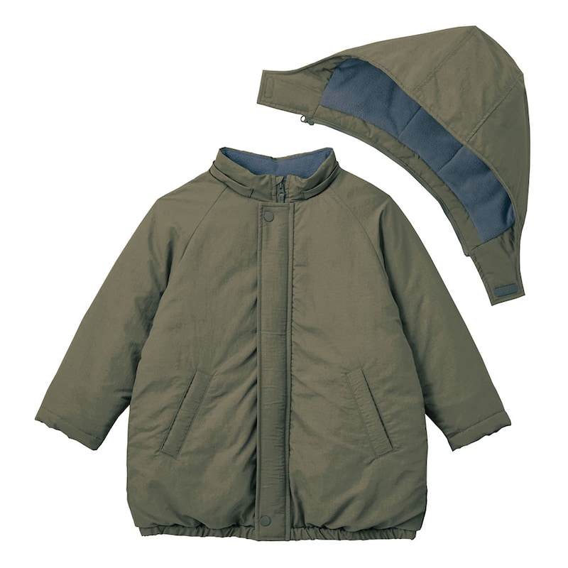 フードを外すとスタンド襟デザインに