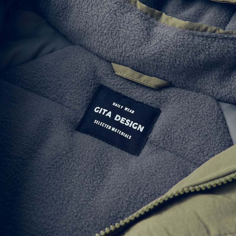 引っ掛けループ付きでフック収納も簡単