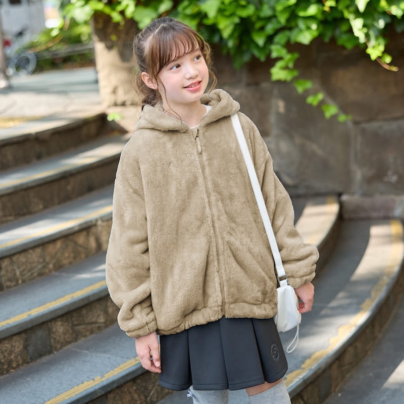 ベージュ／モデル身長135cm・140サイズ着用