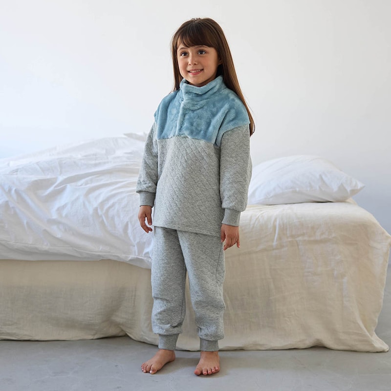 ブルー×杢グレー／モデル身長109cm・サイズ110