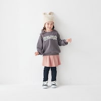 チャコール（ロゴフラワー）／モデル身長105cm・110サイズ着用