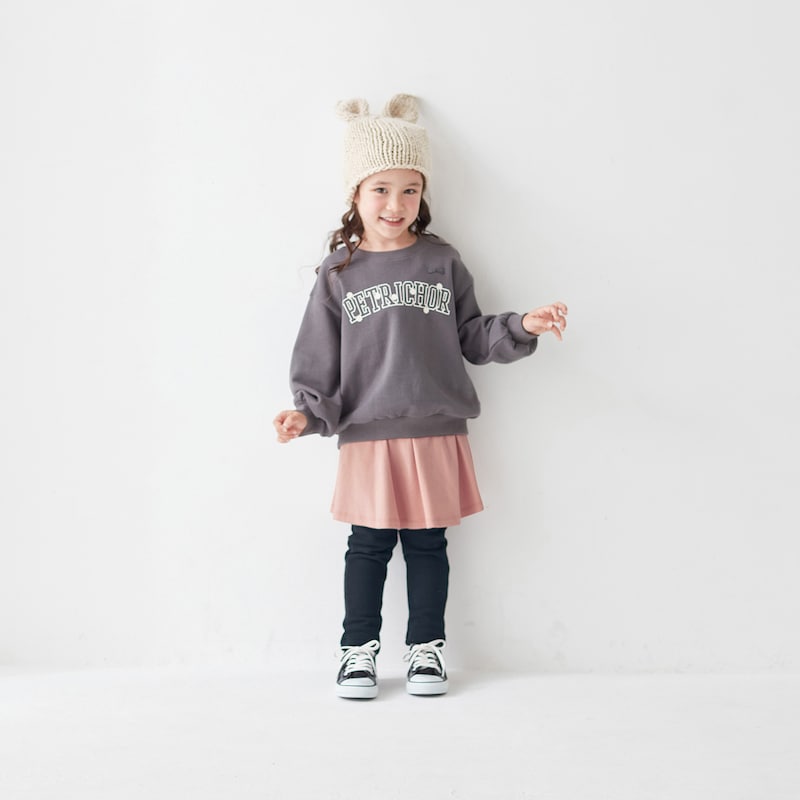 チャコール（ロゴフラワー）／モデル身長105cm・110サイズ着用