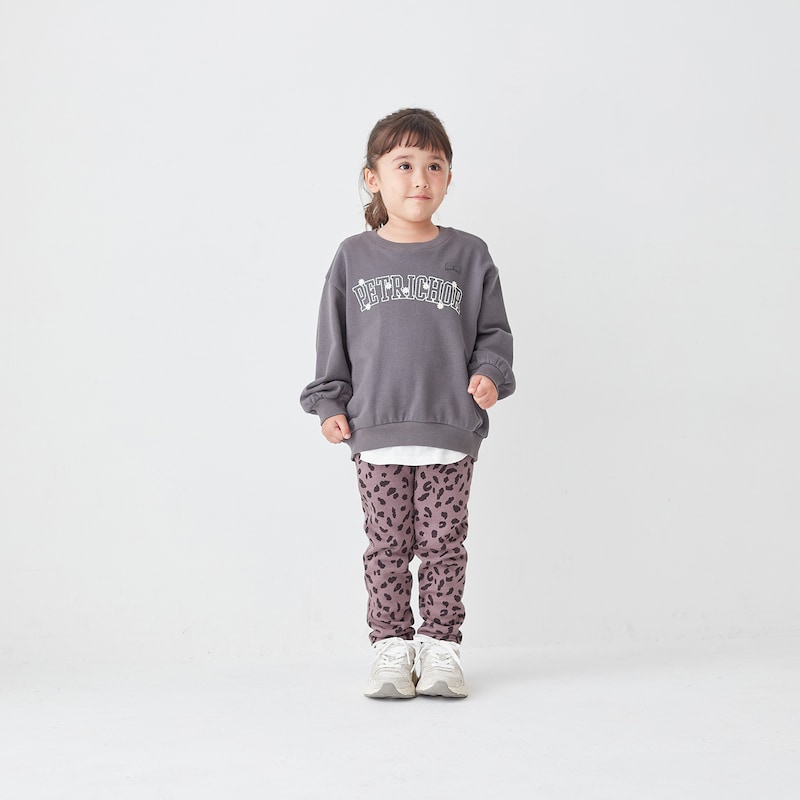 チャコール（ロゴフラワー）／モデル身長104.5cm・110サイズ着用