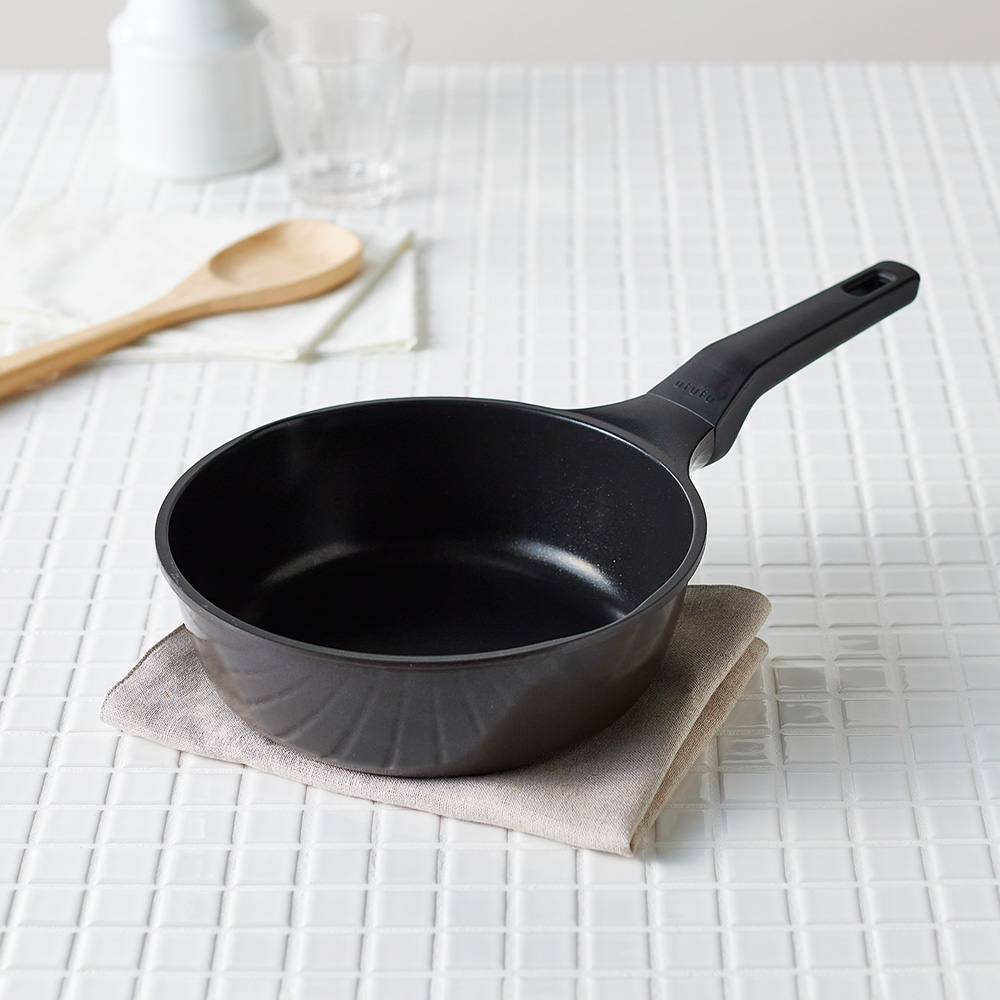 【ベルメゾン】凸凹が少なく洗いやすいフッ素樹脂加工の深型フライパン 【IH/ガス火対応】