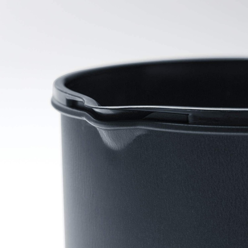 注ぎ口から垂れた油が溝を通ってオイルポットに戻る二重構造で液だれしにくい。