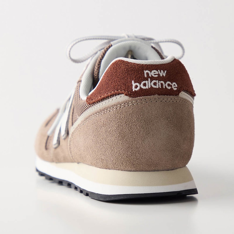 クッション性と耐久性に優れたミッドソールで快適な履き心地