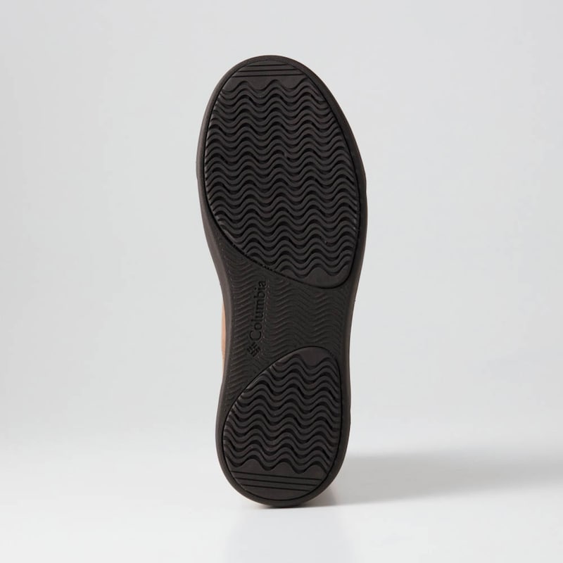 クッション性の高い厚底ミッドソールで歩きやすさも兼備