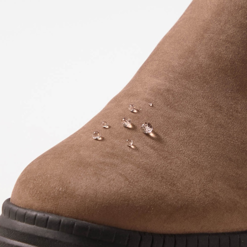 水の侵入を防ぐ防水と撥水機能で天気の急変にも対応