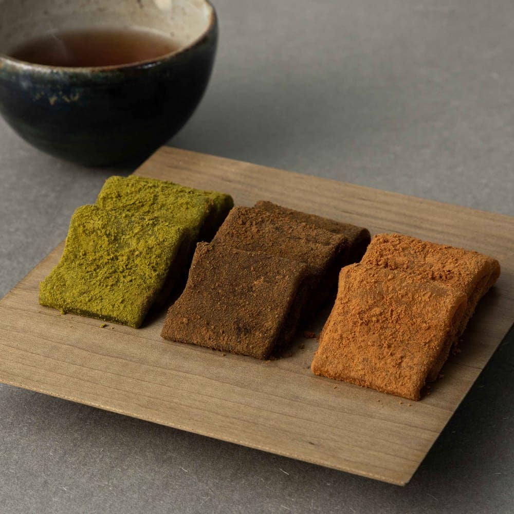 京都仁王門の生わらび餅に、焙煎したきな粉や"京都利休園"の香り豊かな宇治抹茶・黒ほうじ茶などを生地に練り込みました。風味豊かでプルンとしたわらび餅の食感をお楽しみください。【おとり