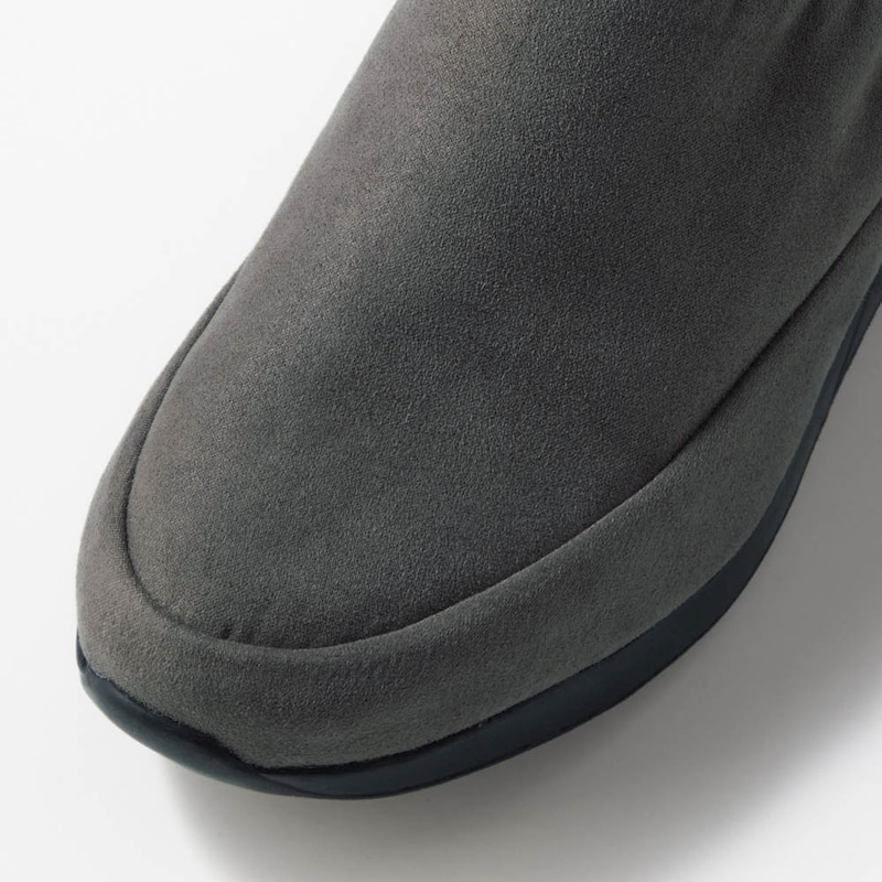 スエード調の温かみのあるアッパー素材を採用