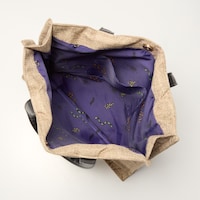 袋の中に詰まった虫をイメージしたプリントの内生地
