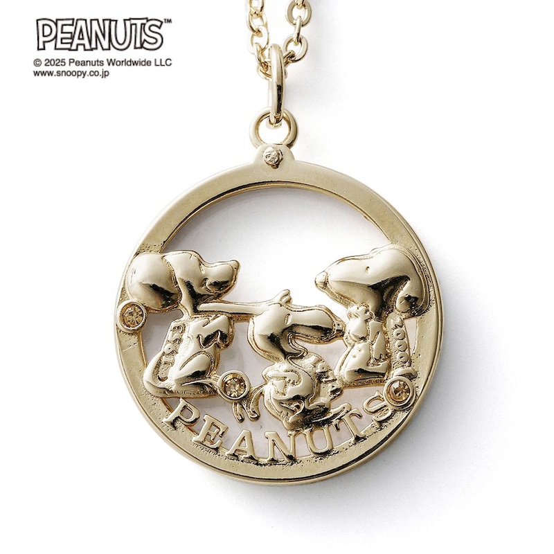 1枚目のペンダントトップには、さりげなく3か所にラインストーン入り