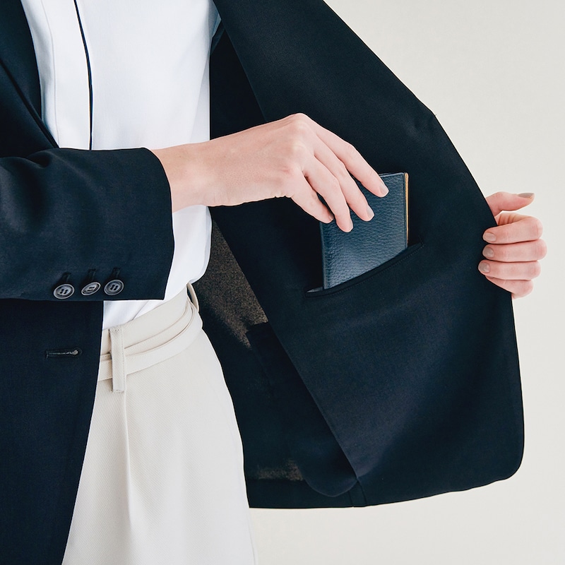 左内側には名刺などを入れられる内ポケット付き
