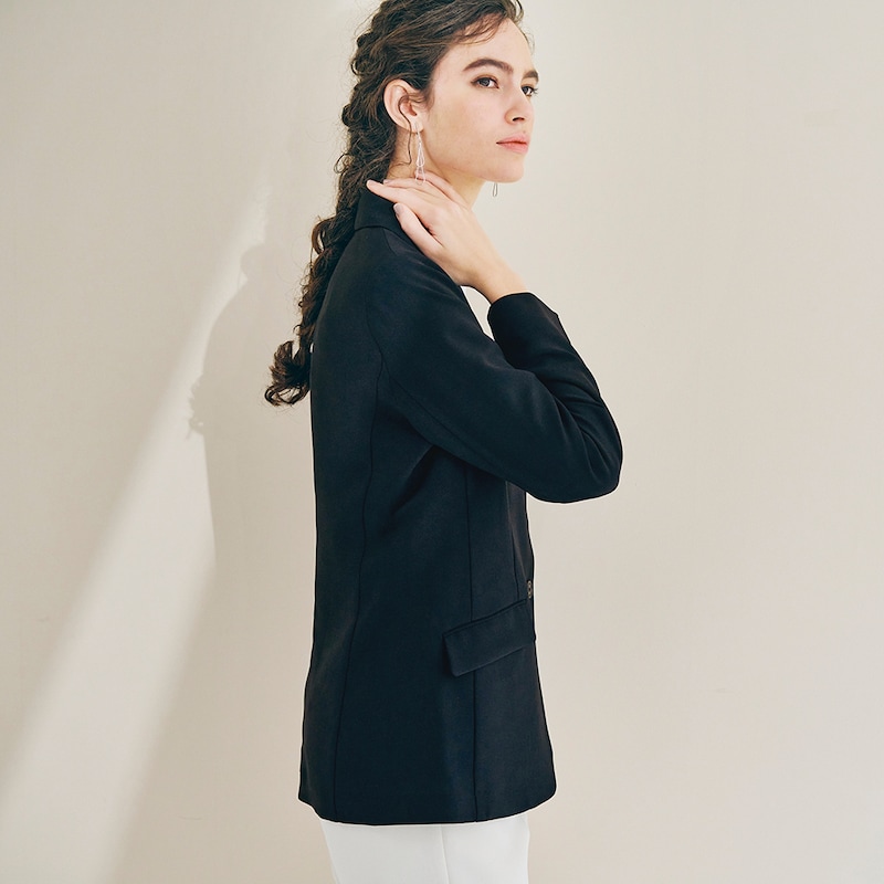 三面体パターンの構築的なシルエットで体を立体的に包み、動きを妨げにくい