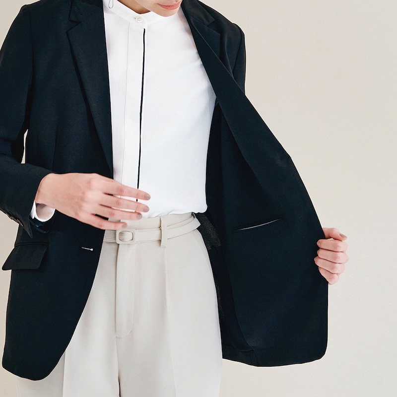 見返しを広くとる大見返し仕様で裏地を極力排し、軽い着心地を実現