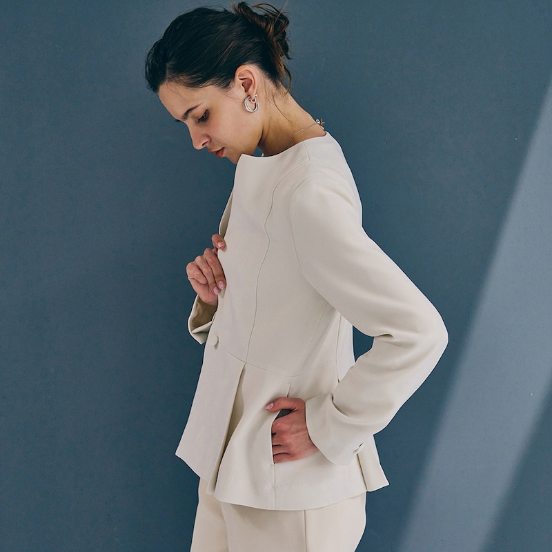 デザインを邪魔しない脇線利用のポケット付き