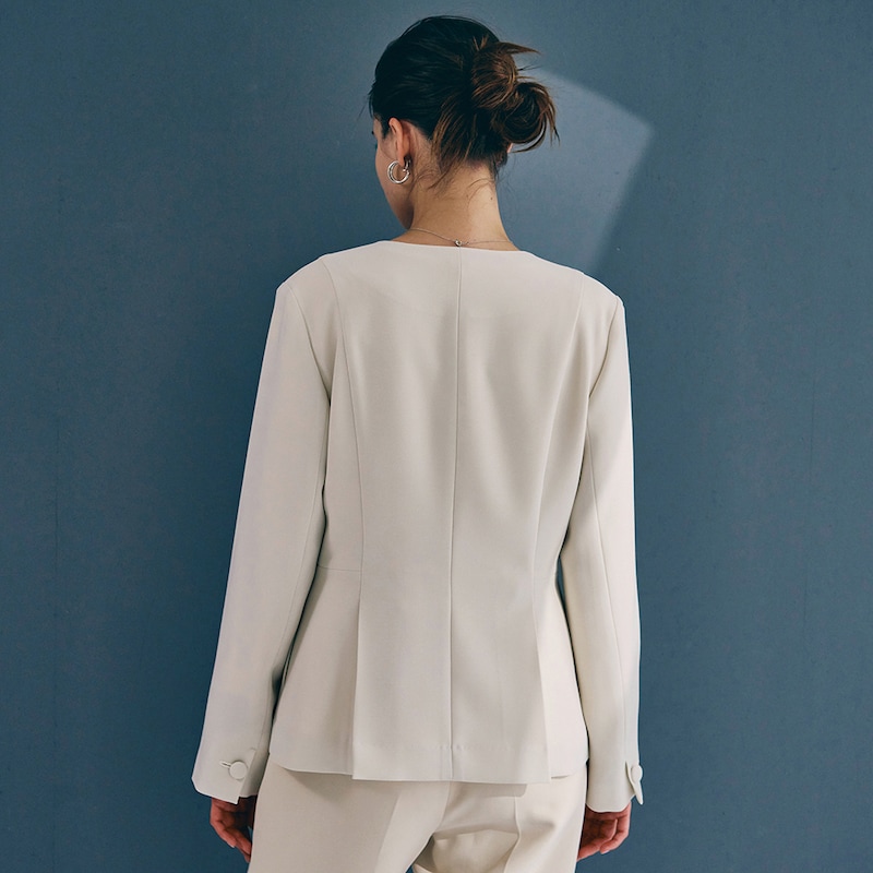 後ろにも縦の切替えライン入り