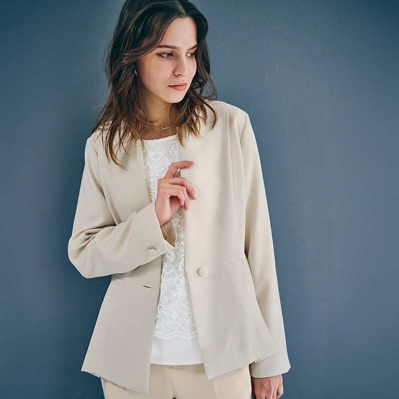 襟は品のある角を残したラウンドデザイン