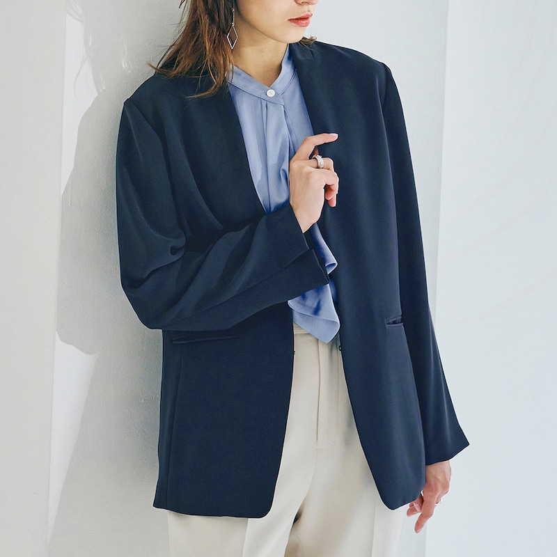 落ち感とハリ感のバランスが抜群で美シルエット