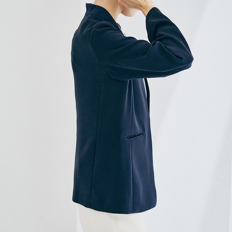 三面体パターンの構築的なシルエットで体を立体的に包み、動きを妨げにくい