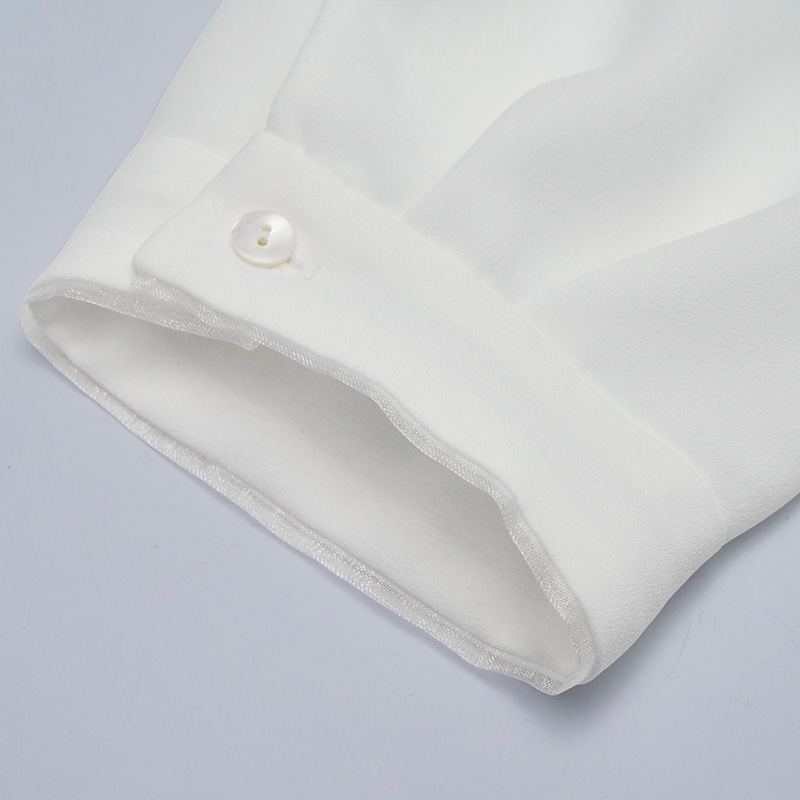 袖口はカフス仕様で、オーガンジーを挟みさりげなく上品さをプラス