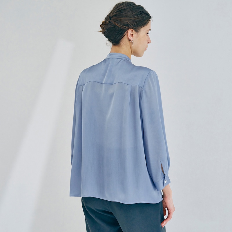 後ろは二重ヨーク＆幅広タックでインナーの透けが気になりにくい