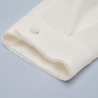 袖口はオーガンジーを挟み込み、さり気なく上品感をプラス
