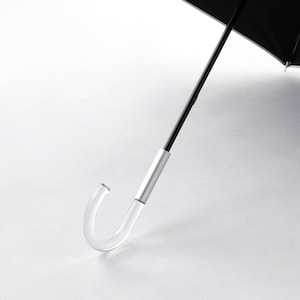 曲がり手で持ちやすく、涼し気な印象を与えるクリア素材