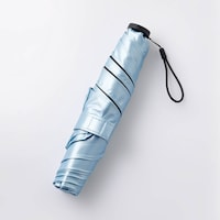 折りたたみ時の全長約21cm、重さ約140gのコンパクトな折りたたみ傘