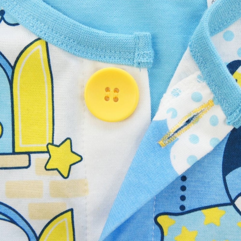 お着替えしやすいボタン仕様