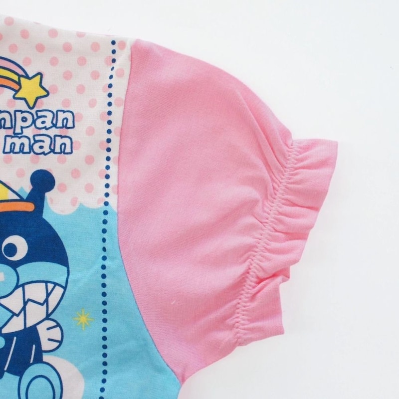 ピンク系の袖はパフスリーブ仕様