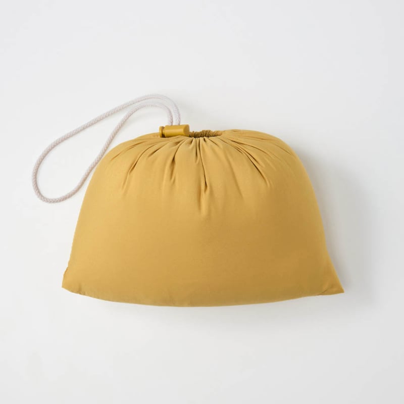 口が広くて入れやすくアジャスターで開閉しやすい収納袋付き