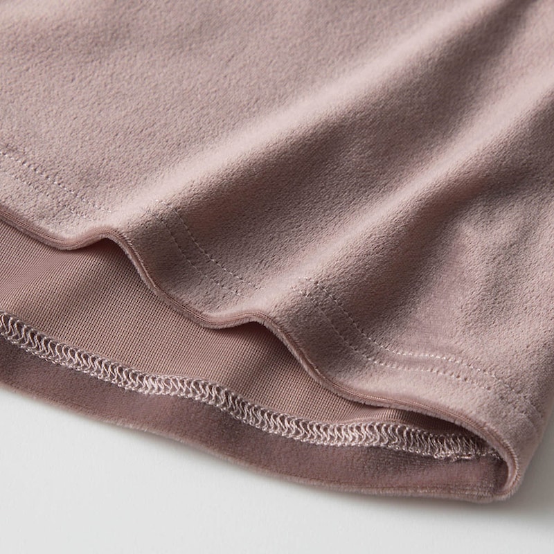 ベロア素材がコーデのアクセントに