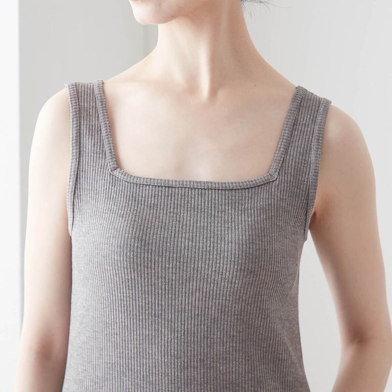 前後きれいにあいたスクエアデザインできれいなネックラインに