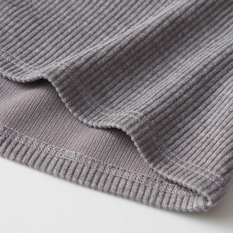 少し肉厚なリブニット風素材でアウター見え