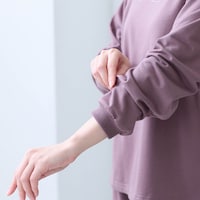 袖口リブ仕様で腕まくりしやすいから日常使いにも便利