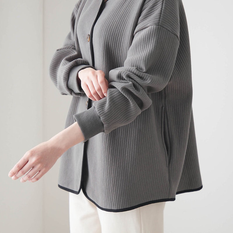 袖口リブ仕様で腕まくりしやすいから日常使いにも便利